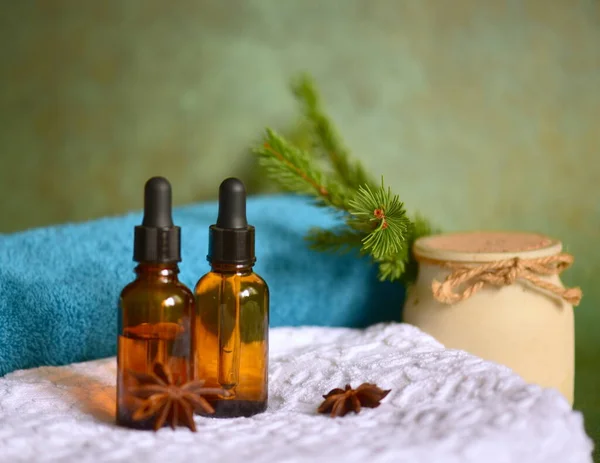 温泉和健康 芳香疗法和健康的概念 木桌上装有精油的瓶子 — 图库照片