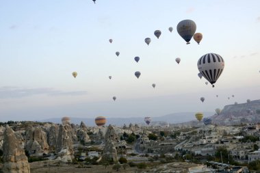 Kapadokya üzerinde hindi içinde uçan balonlar