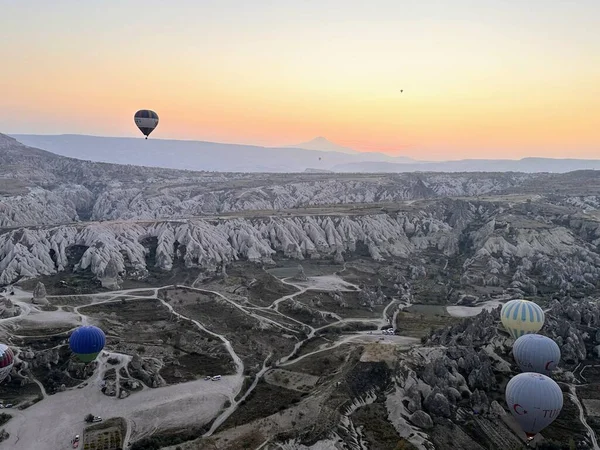 Kapadokya, hindi. Sabah gündoğumunda renkli balonların gökyüzü görüntüsü