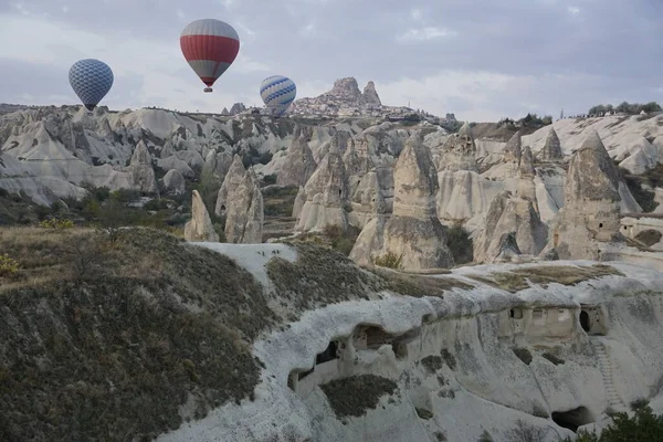 Kapadokya, hindi - turistler Kapadokya 'da sıcak hava turunun tadını çıkarıyorlar.. 
