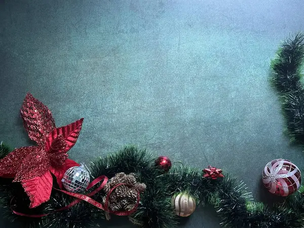 Oyuncak ve hediye üzerinde yeşil bir arka plan ile Noel ağacı