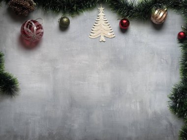 Noel ağacı dalları, süslemeleri ve ışık arka planında topları olan