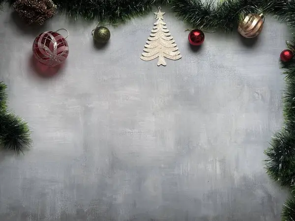 Yeşil ağaçlı Noel süsleri