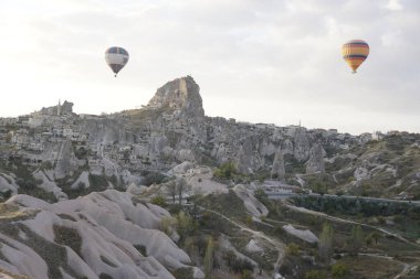 Kapadokya üzerinde uçan sıcak hava balonu. Türkiye