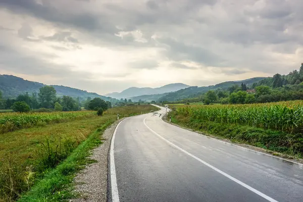 Dağlarda asfalt yol