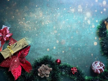 Yeşil arka planda Noel ağacı ve mesajın için yer var. Noel ve Yeni Yıl kompozisyonu süslemeler, Noel ağacı dalları ve ışıltılarıyla