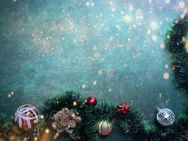 Yeşil arka planda Noel ağacı ve mesajın için yer var. Noel ve Yeni Yıl kompozisyonu süslemeler, Noel ağacı dalları ve ışıltılarıyla