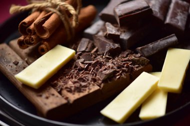 Kakao ve fındıklı farklı çikolata parçaları.