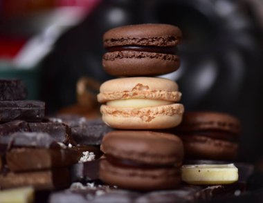 Tahtadaki lezzetli çikolatalı makaronlar.