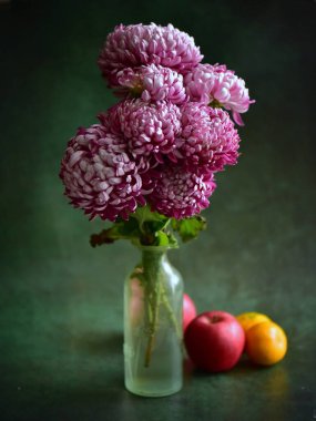 Siyah arka planda bir buket şakayıkla hayat