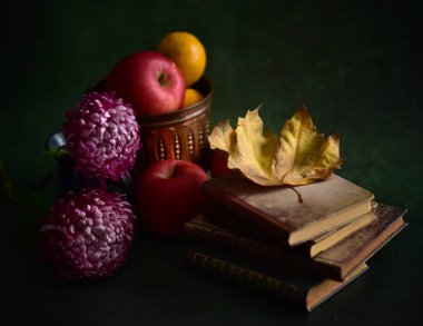 Kitaplar, elmalar ve çiçeklerle dolu eski bir hayat.