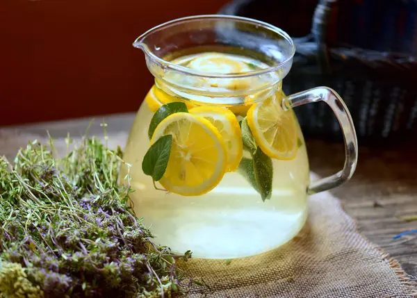 Masada limonlu ve naneli bir bardak çay. sağlıklı içecek.