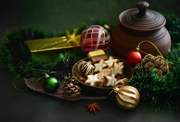 Ahşap arka planda noel kompozisyonu.