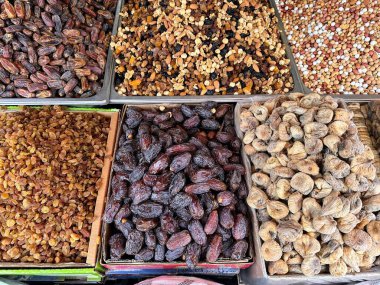 Türkiye 'de bir pazarda kurutulmuş meyve ve fındık satılıyor