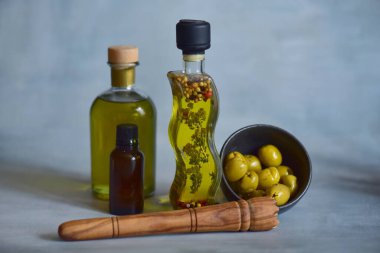 Şişede zeytinyağı ve masada zeytin yağı.