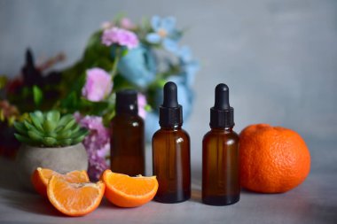 Masada doğal kozmetik ürünleri olan kompozisyon. Kara şişelerde gerekli yağlar var.