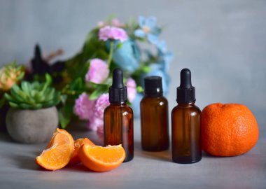 Siyah şişelerde, meyvelerde ve çiçeklerde doğal yağlar.