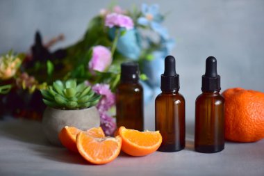 Siyah şişelerde, meyvelerde ve çiçeklerde doğal yağlar.