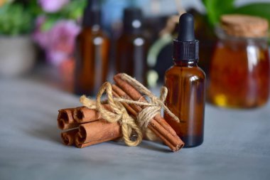 Tarçınlı ve taze naneli doğal yağ.