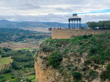 İspanya 'nın Malaga, Endülüs dağlarındaki Ronda kasabasındaki eski bir şatonun güzel manzarası.