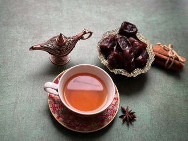 Ramazan yemeği ve içecek konsepti. Bir fincan tarçınlı çay ve anason..