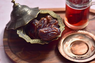 Kuru meyveler ve çay ile dolu hurmalar. seçici odak.