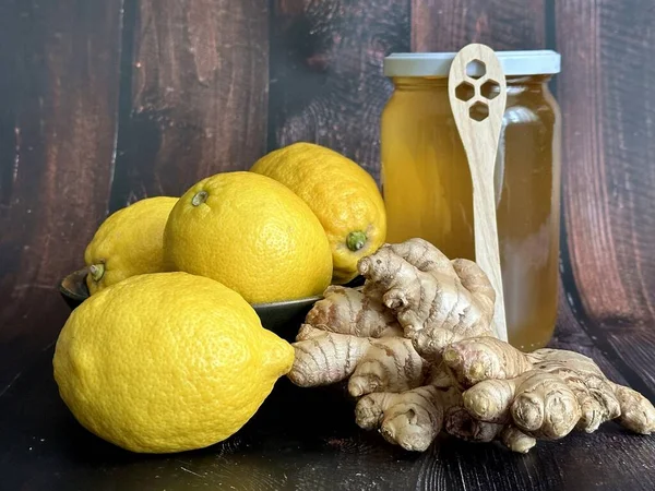 Taze bal, limon ve zencefil