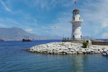 Önünde deniz feneri ve deniz feneri olan liman manzarası