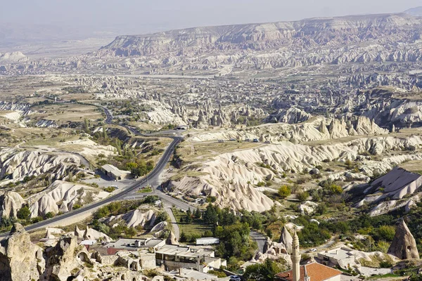 Kapadokya, Türkiye. Sıcak hava balonlarıyla uçmak. Güzel turistler