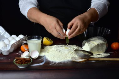 Şef hazırlıklar için gerekli malzemeleri hazırlar.