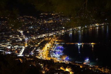 Alanya kentinin tepesinden, Türkiye 'nin Alanya kentinin gece manzarasına bakın