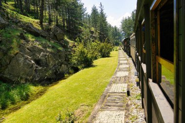 Dağlardaki eski tren ve demiryolu.