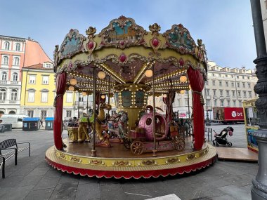 Trieste, İtalya - Şubat 2024 Sokakta renkli bir atlıkarınca