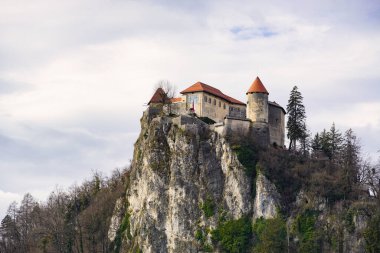 Slovenya 'daki Bled dağlarındaki kayanın kalesi