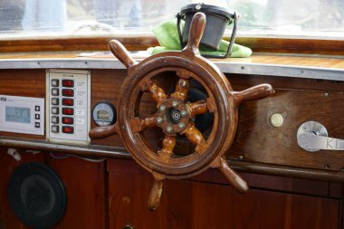 Bir yelkenlinin eski direksiyonu