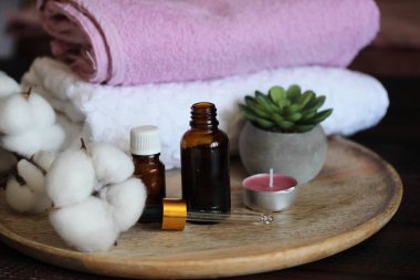 Masada çiçekler olan spa seti