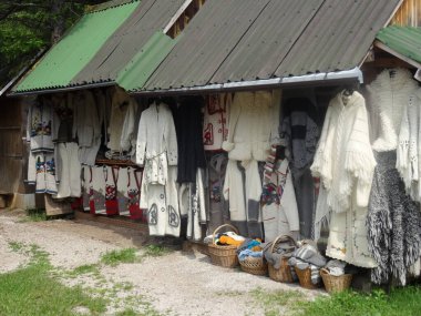 Sirogojno, Zlatibor 'da el yapımı ve otantik Sırp yün giysileri. 