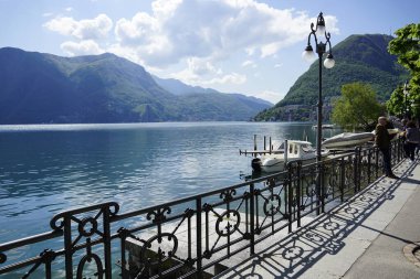 Como, Lombardy, İtalya - 16 Ağustos, 2 0 18: 00: 00 İtalya dağlarındaki göl manzarası