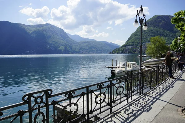 Como, Lombardy, İtalya - 16 Ağustos, 2 0 18: 00: 00 İtalya dağlarındaki göl manzarası