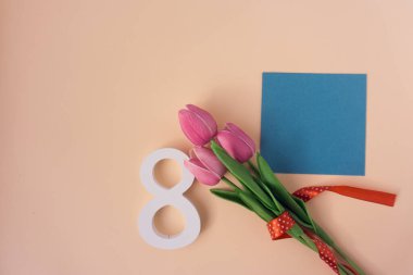8 Mart tebrik kartı, bir buket lale, tebrik kartı, mesajların için bir yer.