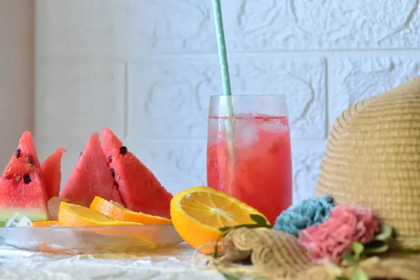 Limonlu taze karpuz suyu ve portakal suyu..