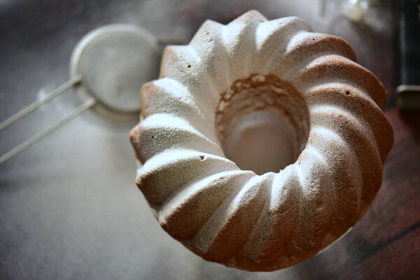 Сладкий домашний торт с шоколадом на столе - вид сверху