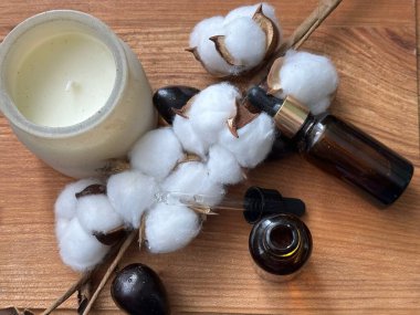 Ahşap arka planda siyah şişelerdeki temel yağlar