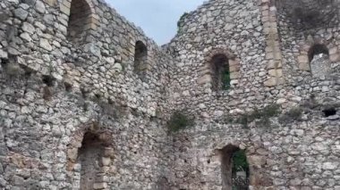 Sırbistan 'daki eski şatonun kalıntıları