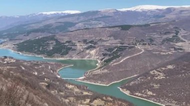 Sırbistan 'daki dağlardaki dağ gölü