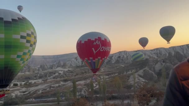 Heißluftballons Fliegen Über Kappadokien — Stockvideo