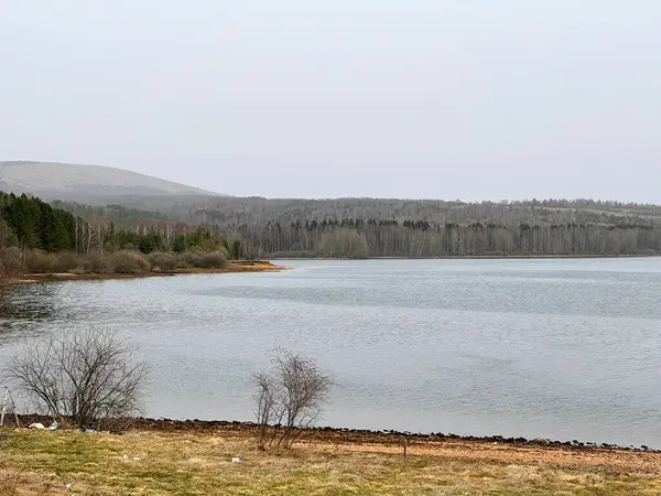 Beau Paysage Avec Lac Arrière Plan Lac Vlasina Serbie Image En Vente