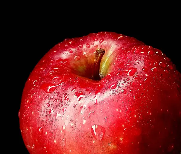 Gros Plan Pomme Rouge Fraîche Avec Des Gouttes Eau Sur Photos De Stock Libres De Droits