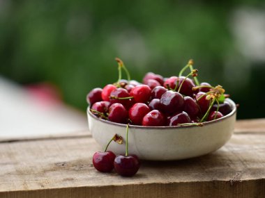 Beyaz kasede tatlı kırmızı kiraz. seçici odak.