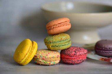 Beyaz masadaki kasede çikolatalı renkli kurabiyeler.